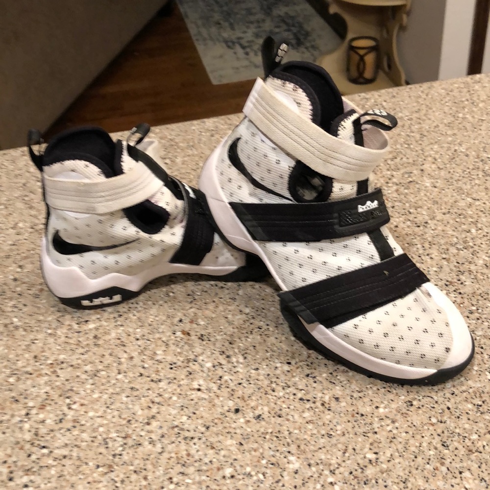 Size 5.5 Y Lebron Basketball shoes White Black